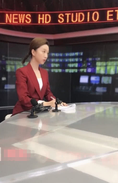 抖音“新闻主播”走红！看了主持人的下半身，网友：颠覆我的想象