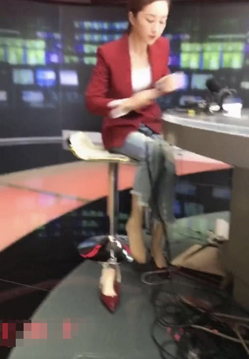 抖音“新闻主播”走红！看了主持人的下半身，网友：颠覆我的想象