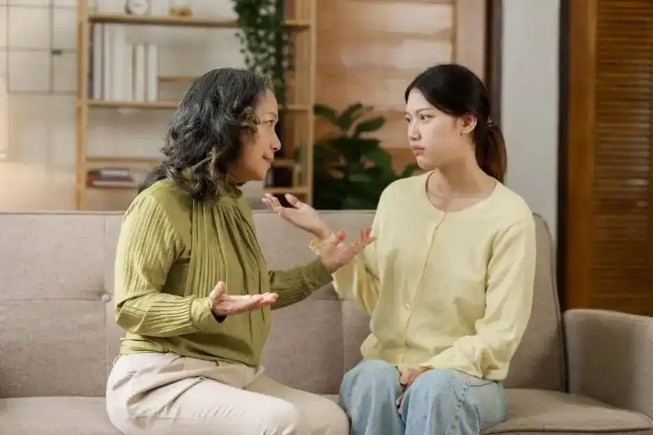 为什么说服老辈子这么难？心理学上有个词：逆火效应