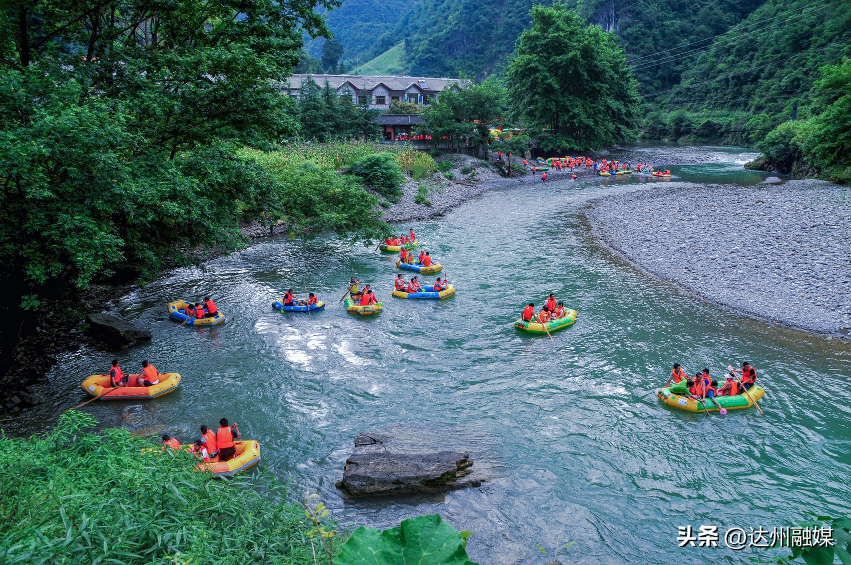 万源多处景区开“凉”方，“清凉经济”带火乡村