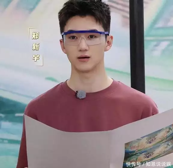 准00后主播首进央视新闻主桌！毕业拿铁饭碗，背景遭网友深扒