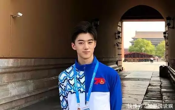 准00后主播首进央视新闻主桌！毕业拿铁饭碗，背景遭网友深扒