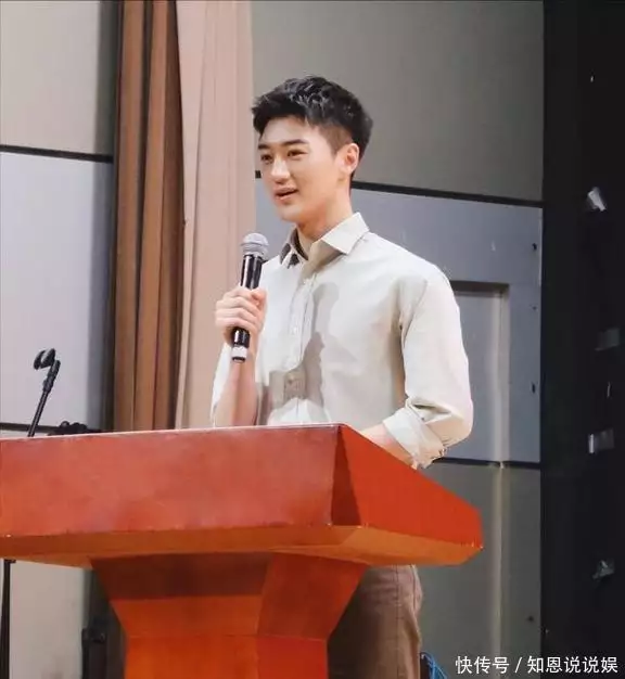 准00后主播首进央视新闻主桌！毕业拿铁饭碗，背景遭网友深扒