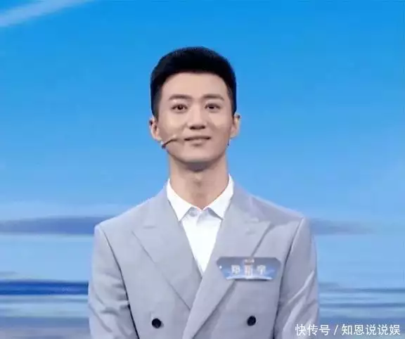 准00后主播首进央视新闻主桌！毕业拿铁饭碗，背景遭网友深扒