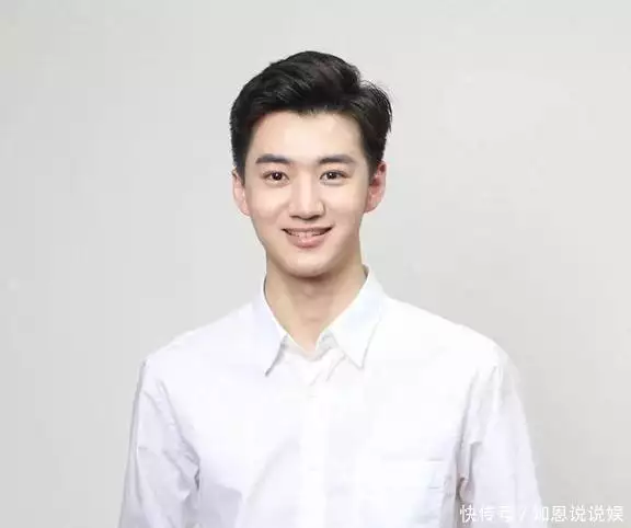 准00后主播首进央视新闻主桌！毕业拿铁饭碗，背景遭网友深扒
