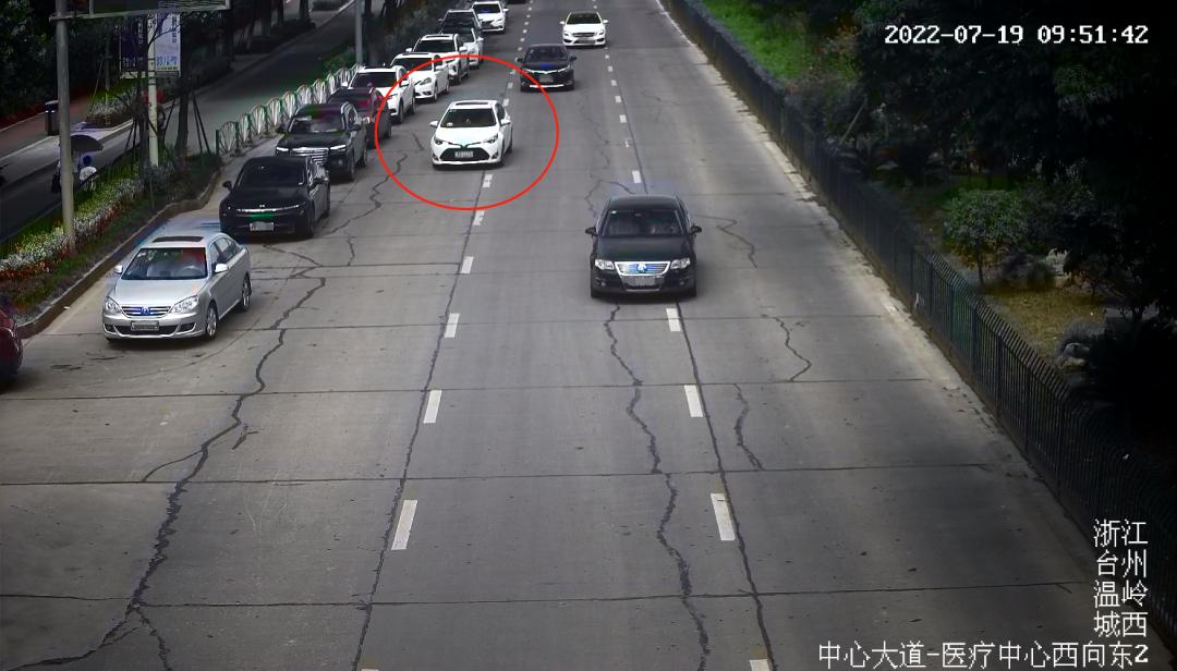 台州这辆车被曝光了！医院门口这一幕被拍下，交警：严惩