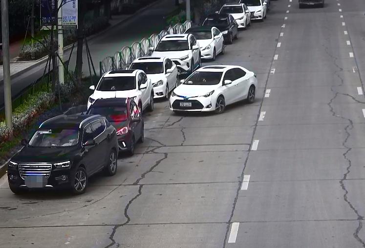 台州这辆车被曝光了！医院门口这一幕被拍下，交警：严惩