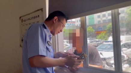 台州这辆车被曝光了！医院门口这一幕被拍下，交警：严惩