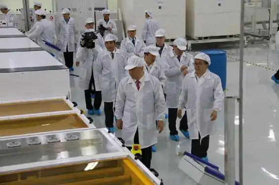 成都中建材大面积发电玻璃生产线正式投产