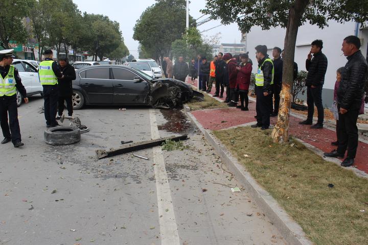 看这个车祸视频！太悬了！“扫地僧”低头扫地，几个小碎步躲过一劫