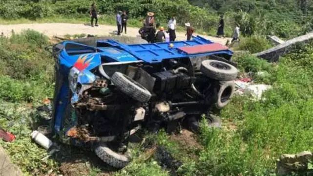 痛心！浙江温岭农用车侧翻，已致12死11伤！车上多是…