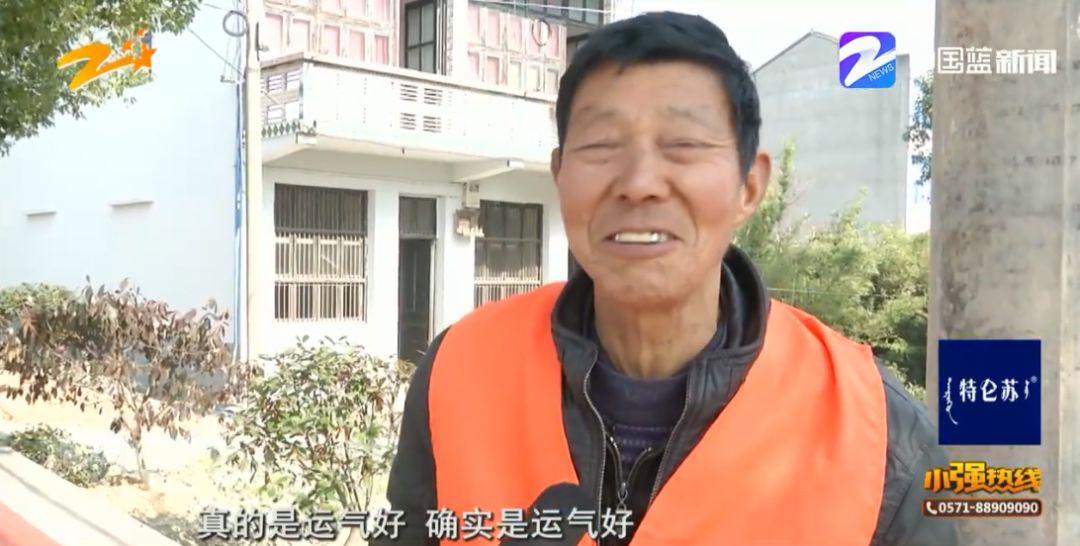 小车猛烈撞击，环卫大爷小碎步淡定躲过