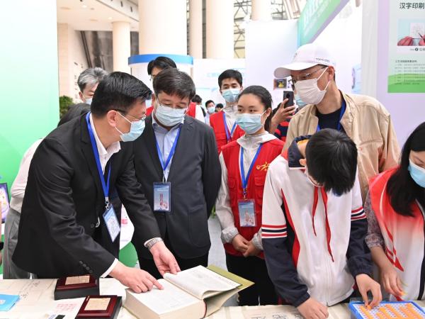 新闻业出版业缺什么人才？投身上海新闻出版职业教育5年来，这位校长步履不停