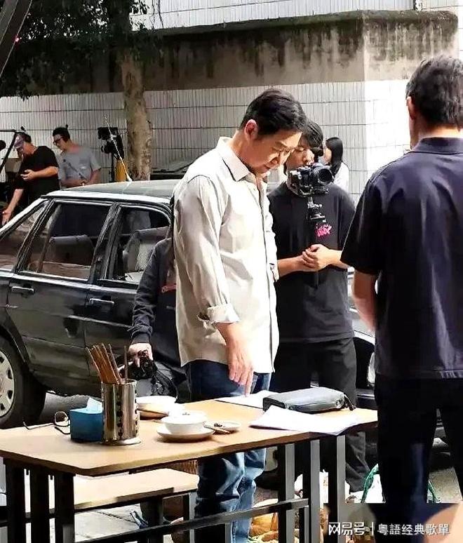 43岁张默炫富啃老，难怪张国立到处敛财坚决不退休