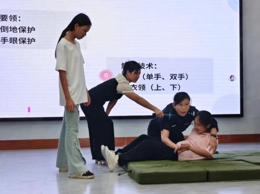 【八桂家教直通车】筑牢青春防护墙！马山县妇联这场女生自我保护课堂超“硬核”