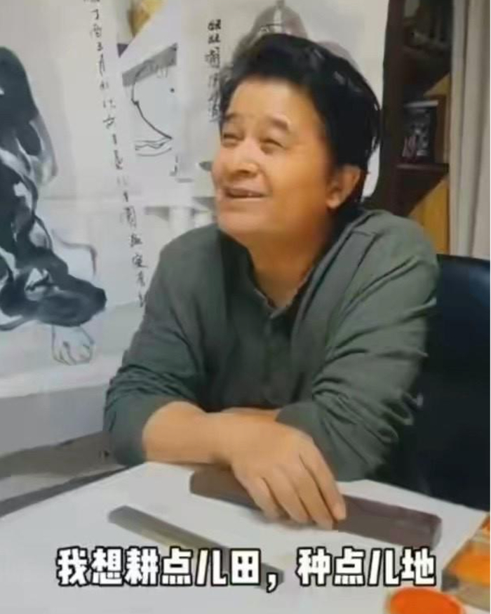 毕福剑现身酒局显醉态，头发凌乱眼神迷离，和美女合影说话局促