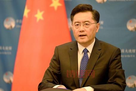 秦纲老婆身份引争议，知乎：她是间谍吗？