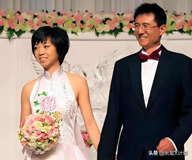 恩爱了16年，44岁张怡宁正绚烂如花，大20岁的丈夫徐威却衰老萎缩