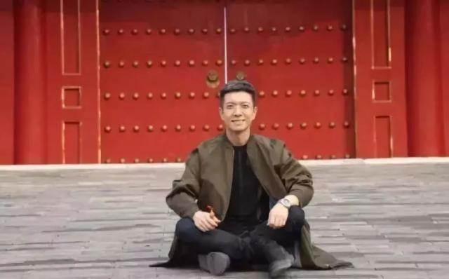 “央视boys”横空出道，年轻时候帅到犯规，这样的新闻主播你看吗