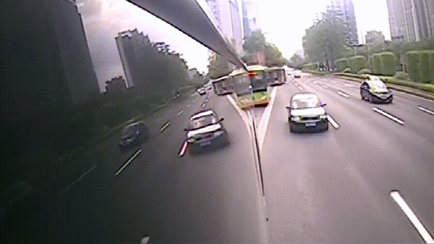 买二手豪车专“碰”公交车？逮捕！