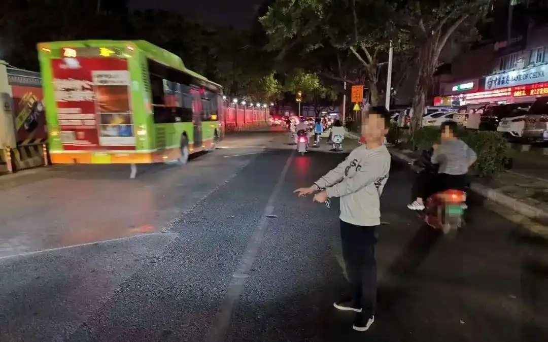 买二手豪车专“碰”公交车？逮捕！
