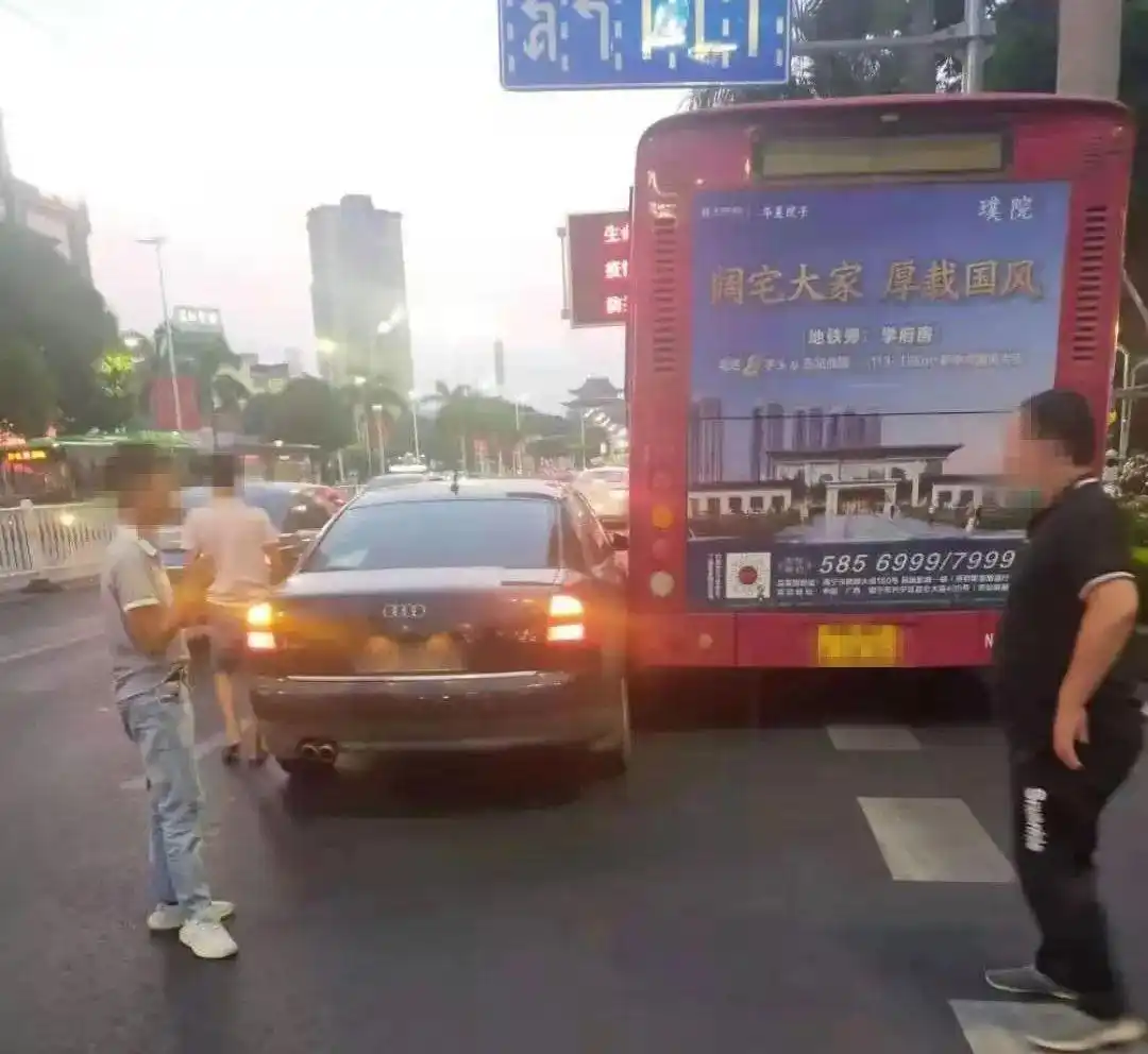 买二手豪车专“碰”公交车？逮捕！
