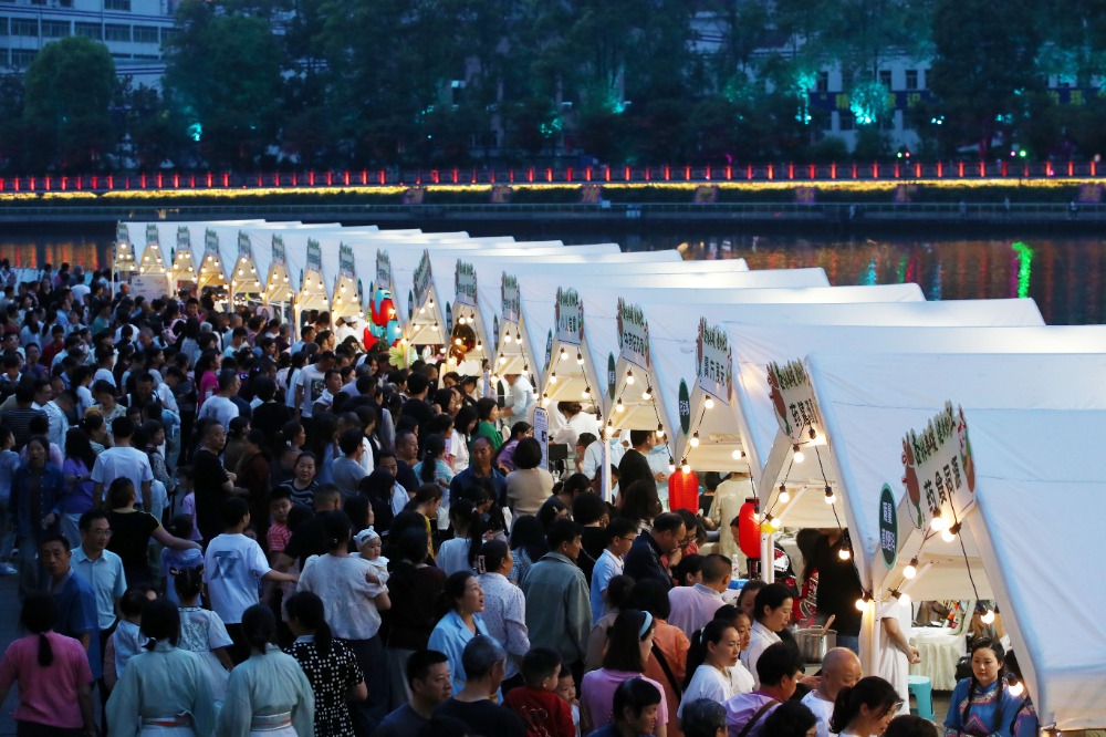 图片新闻｜黔江：市民“争逛”中医药文化夜市