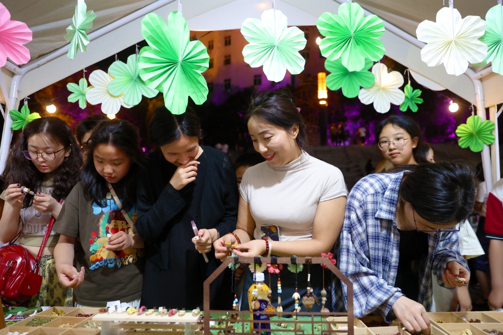 图片新闻｜黔江：市民“争逛”中医药文化夜市