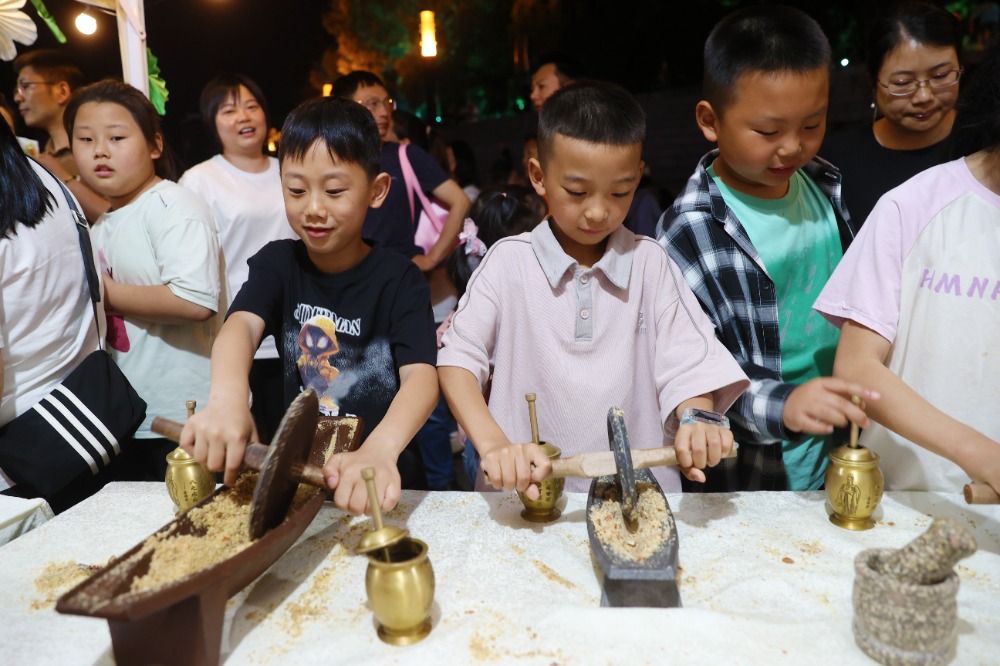 图片新闻｜黔江：市民“争逛”中医药文化夜市