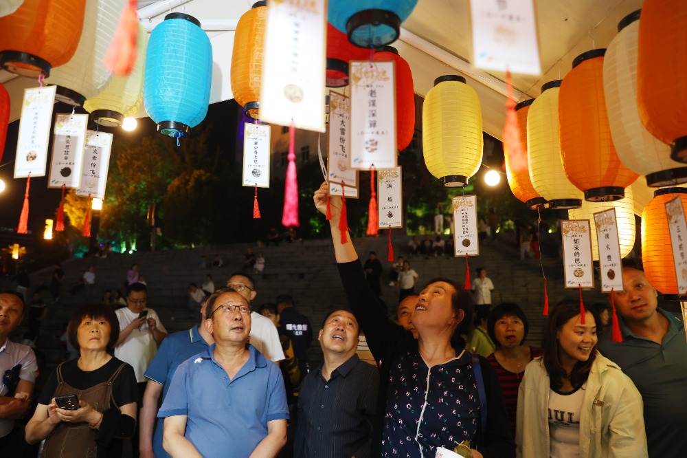 图片新闻｜黔江：市民“争逛”中医药文化夜市