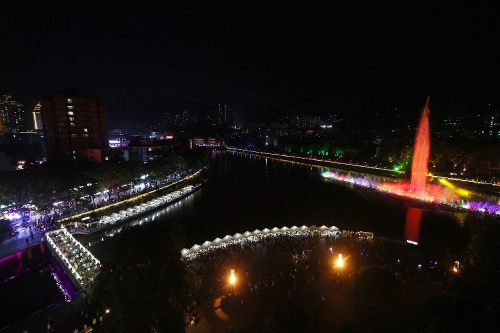 图片新闻｜黔江：市民“争逛”中医药文化夜市