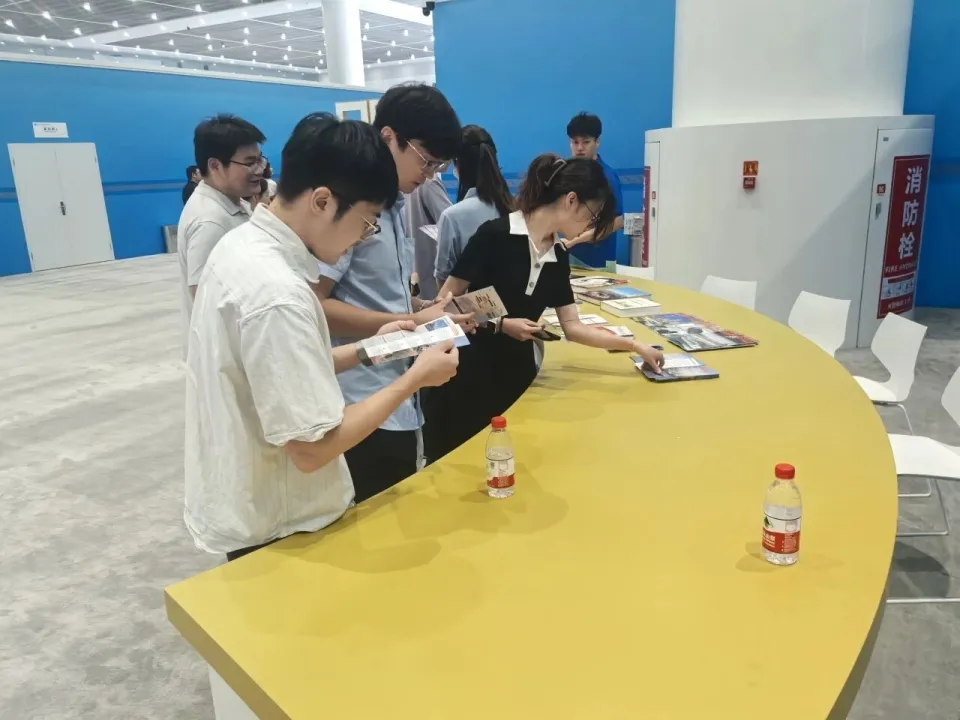 相约上合 绽放津彩 | 抢眼还抢手！滨海新区外宣折页上合峰会受热赞