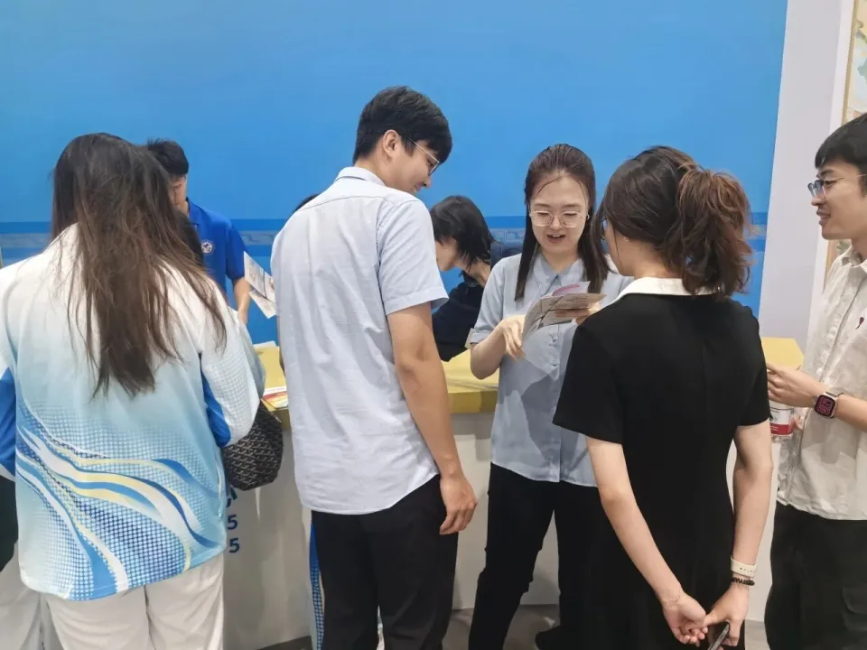 相约上合 绽放津彩 | 抢眼还抢手！滨海新区外宣折页上合峰会受热赞