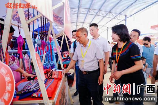 广西隆林各族自治县第二届“啊哩哩”赶圩文化活动开幕