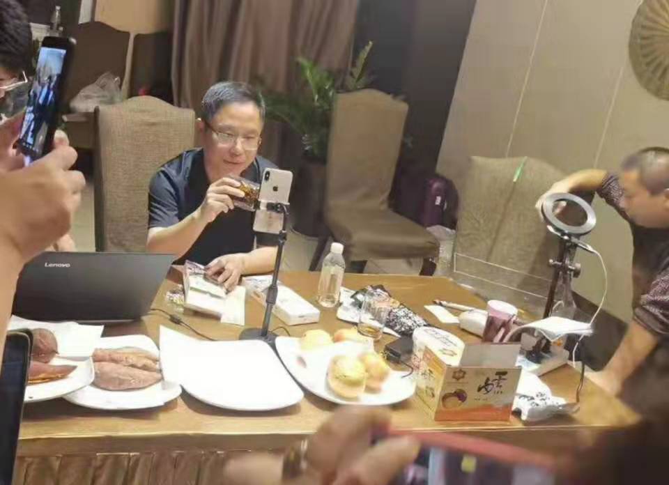 河南一副县长直播卖货成网红，半小时成交近3000单