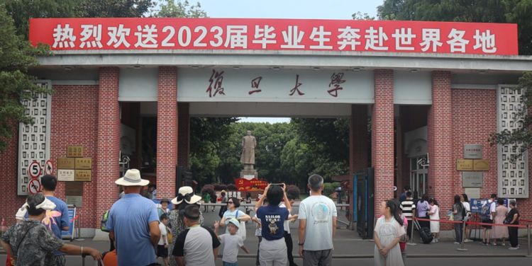 大学校园迎来暑期“访客”，他们到这里是因为……