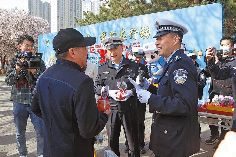 让斑马线成为城市文明风景线——渭南主城区联动大直播活动侧记