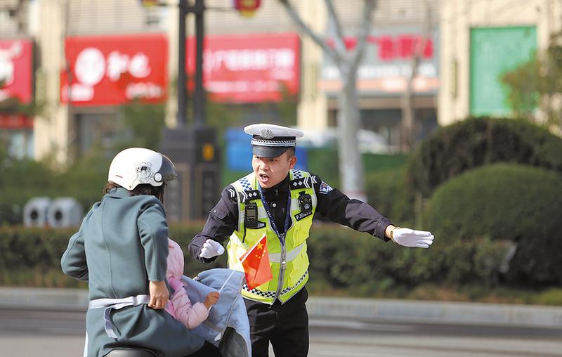 让斑马线成为城市文明风景线——渭南主城区联动大直播活动侧记