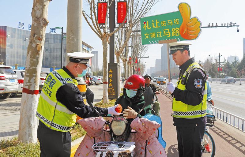 让斑马线成为城市文明风景线——渭南主城区联动大直播活动侧记