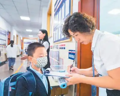 学生们回归“校园模式”