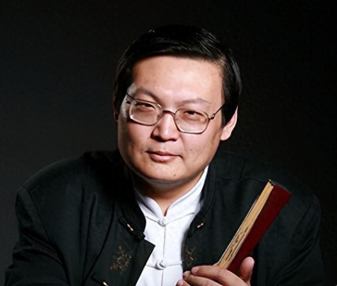 销声匿迹8年多，“一代铁嘴”梁宏达，因口不择言今再无翻红可能