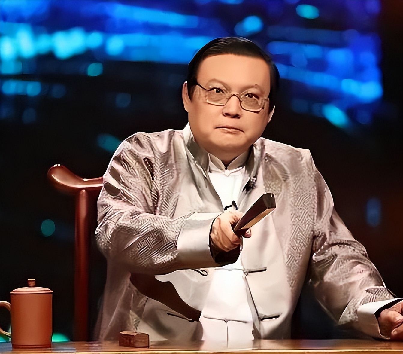 销声匿迹8年多，“一代铁嘴”梁宏达，因口不择言今再无翻红可能