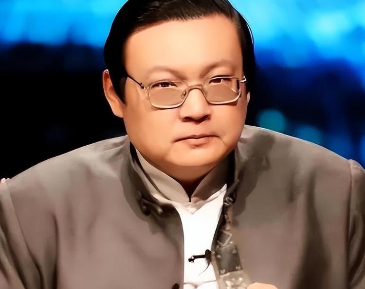 销声匿迹8年多，“一代铁嘴”梁宏达，因口不择言今再无翻红可能