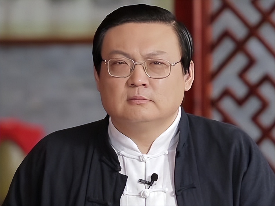 销声匿迹8年多，“一代铁嘴”梁宏达，因口不择言今再无翻红可能