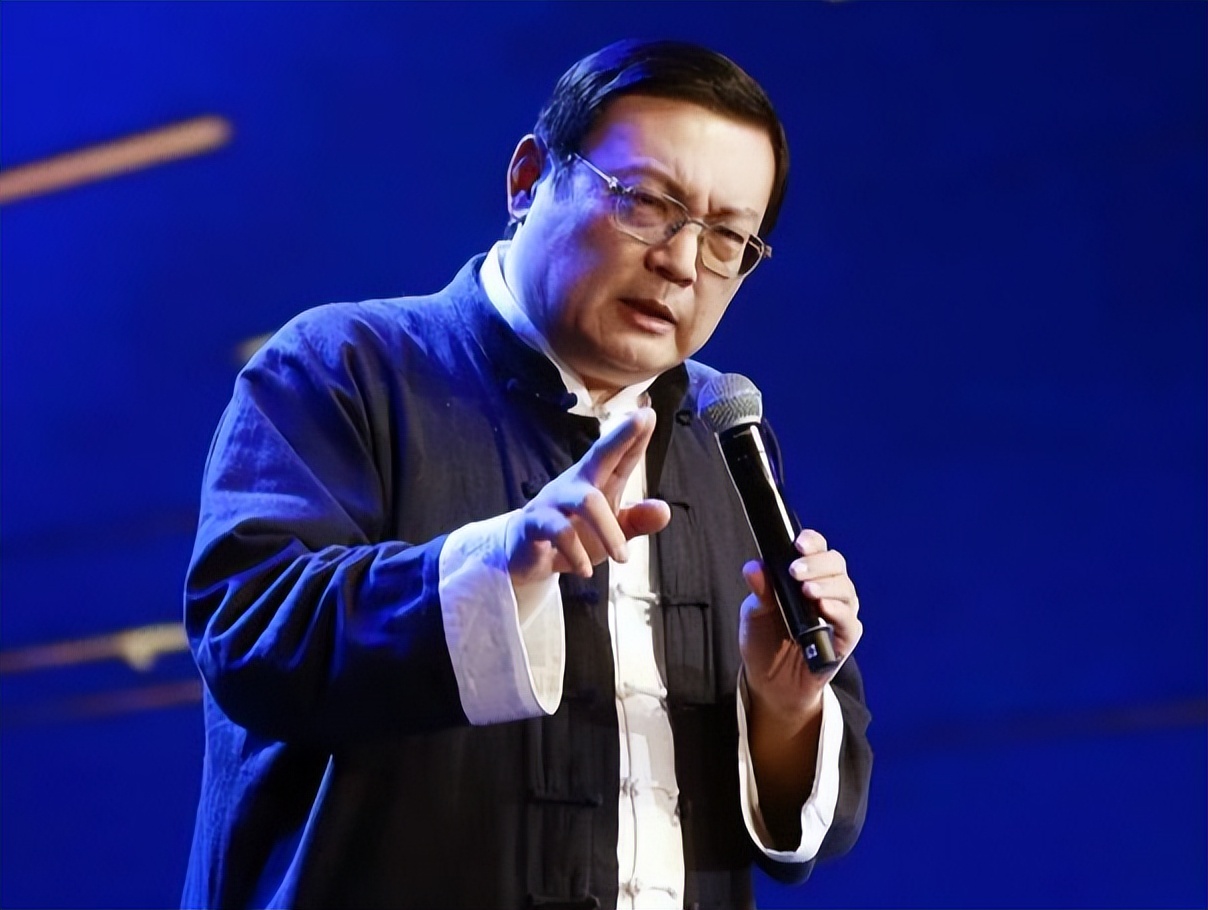 销声匿迹8年多，“一代铁嘴”梁宏达，因口不择言今再无翻红可能