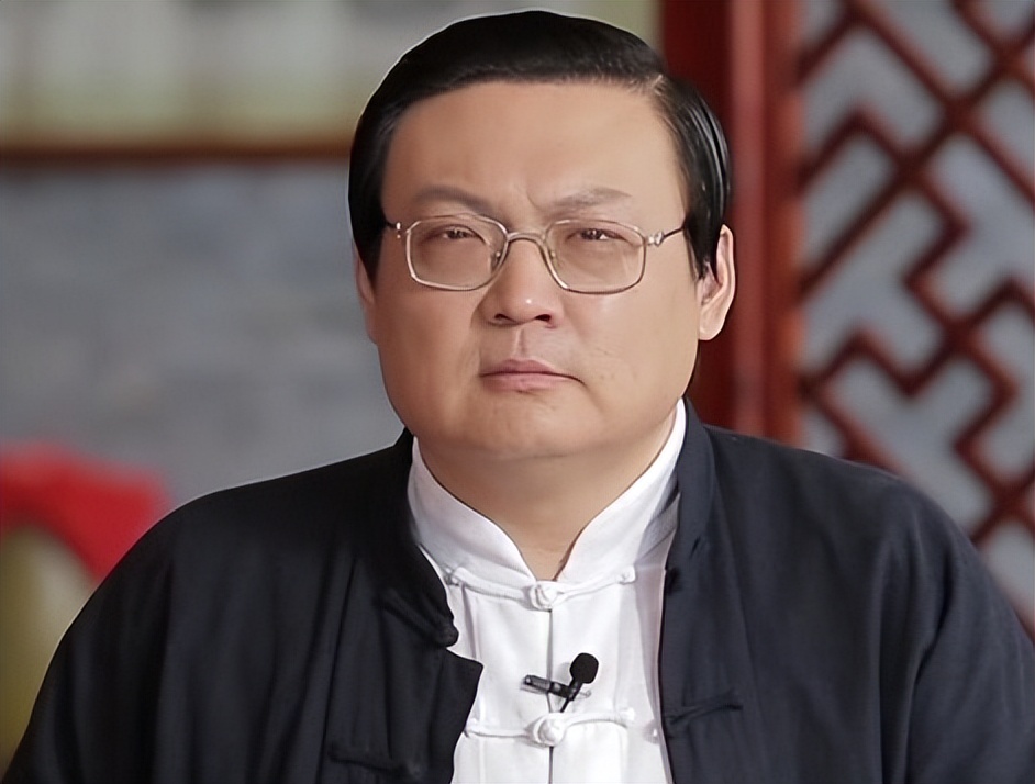 销声匿迹8年多，“一代铁嘴”梁宏达，因口不择言今再无翻红可能