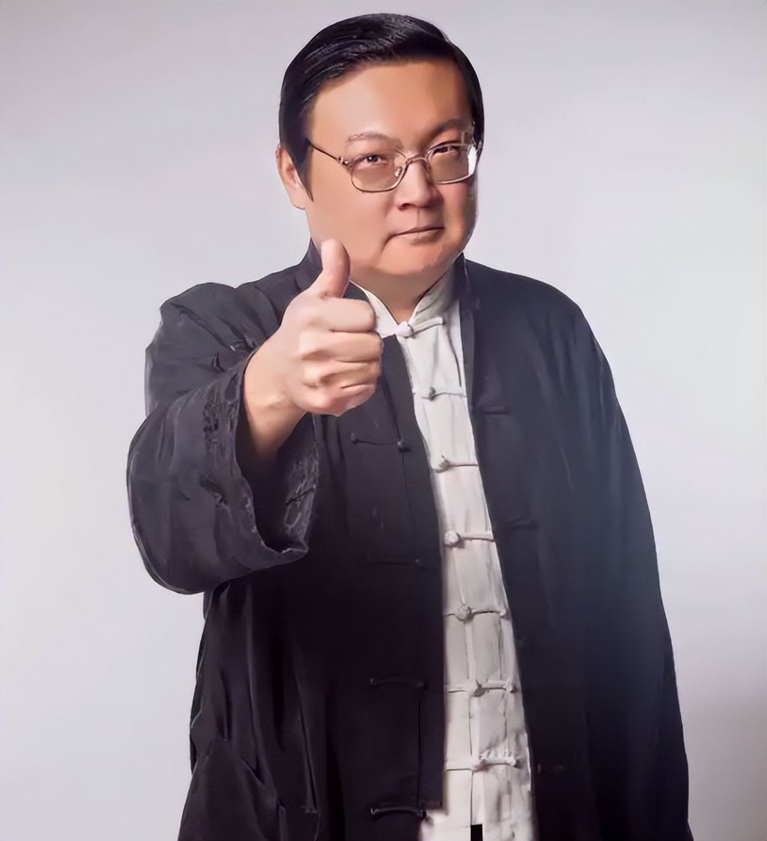 销声匿迹8年多，“一代铁嘴”梁宏达，因口不择言今再无翻红可能