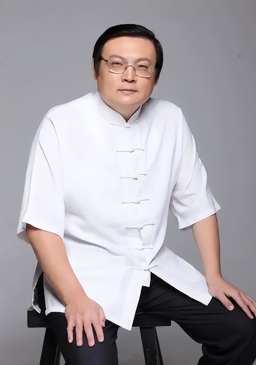 销声匿迹8年多，“一代铁嘴”梁宏达，因口不择言今再无翻红可能