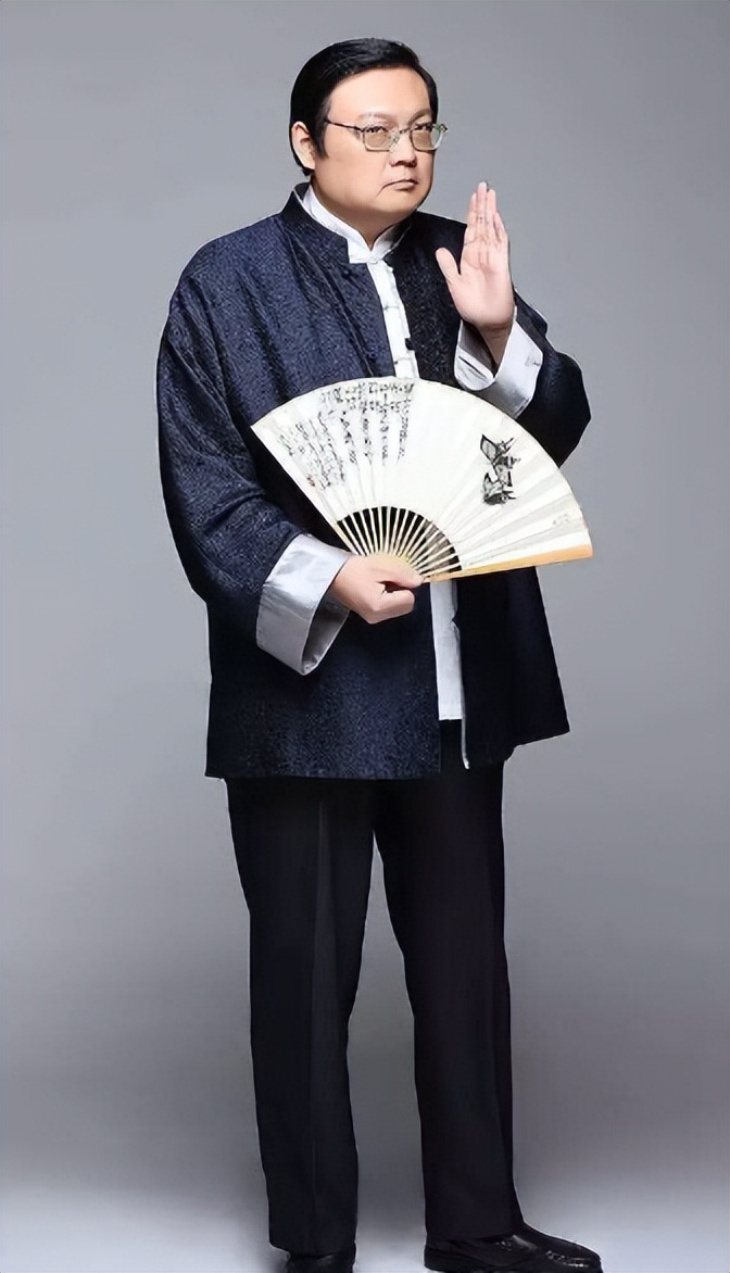 销声匿迹8年多，“一代铁嘴”梁宏达，因口不择言今再无翻红可能