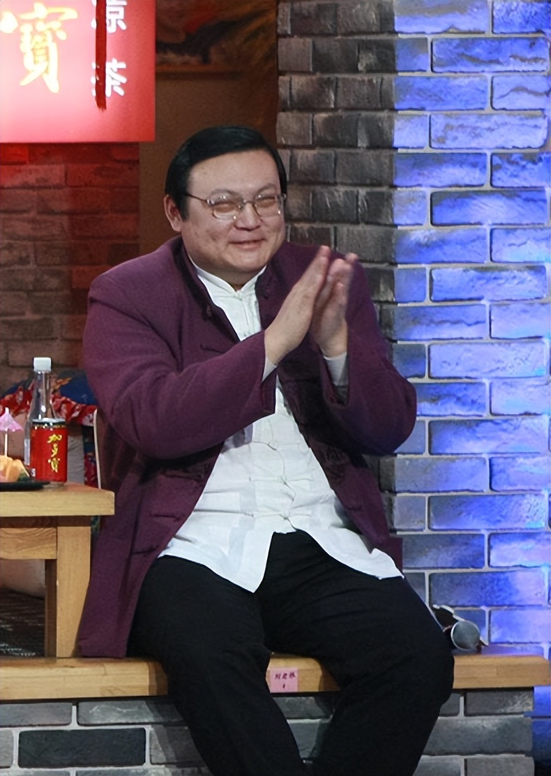 销声匿迹8年多，“一代铁嘴”梁宏达，因口不择言今再无翻红可能
